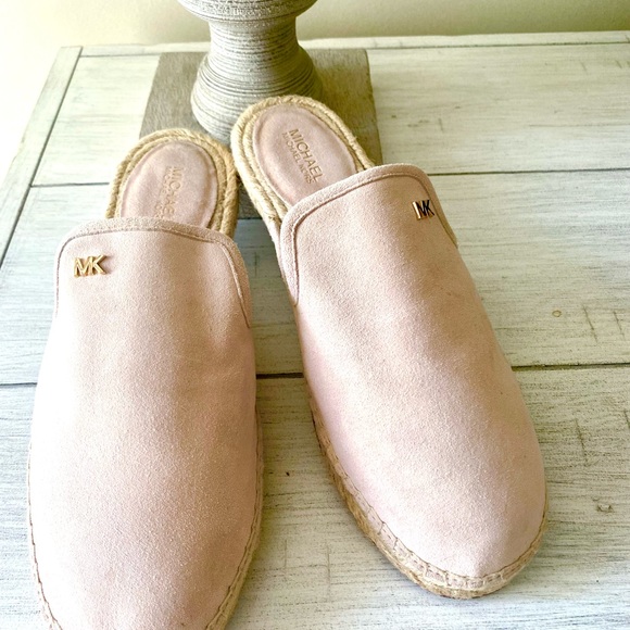 Michael Kors Light pink slide suede. - Picture 3 of 5
